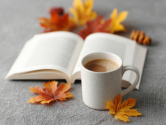 JPG 편집이미지 커피 음료 컬러 낙엽 자연 탁자 휴식 책 독서 가을 분위기 편안함 오브젝트 주말 편집실사 AI포토 AI콘텐츠 계절 가구 컨셉 잎 감각 CG 생태계 파일형식