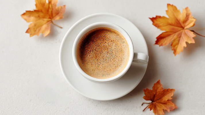 JPG 편집이미지 커피 음료 단풍 자연 탁자 휴식 따뜻함 일상 가을 분위기 커피잔 향기 색감 오후 편집실사 AI포토 AI콘텐츠 계절 가구 컨셉 잎 잔 라이프 CG 생태계 냄새 파일형식