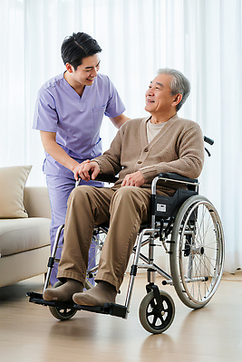 JPG 편집이미지 노년 친절 실내 미소 건강관리 환자 전문직 휠체어 노인복지 요양원 소통 돌봄 의료성형뷰티 편집실사 AI인물포토 AI콘텐츠 직업 컨셉 의학 모션 표정 건강 관리 성인 내부 복지 CG 파일형식 AI포토