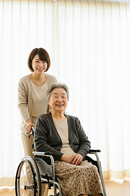 JPG 편집이미지 노년 가족 함께함 건강 미소 웃음 휠체어 요양원 간병인 돌봄 의료성형뷰티 돌봄서비스 상호작용 편집실사 AI인물포토 AI콘텐츠 직업 컨셉 관계 모션 표정 성인 CG 서비스 파일형식 AI포토