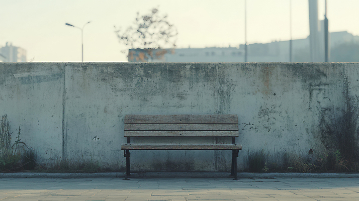 JPG 나무 편집이미지 벤치 자연 휴식 풍경 건물 일상 고요 관찰 도시 시간 조용 사색 공터 오후 편집실사 AI포토 AI콘텐츠 식물 건축물 컨셉 생각 의자 모션 라이프 CG 생태계 파일형식