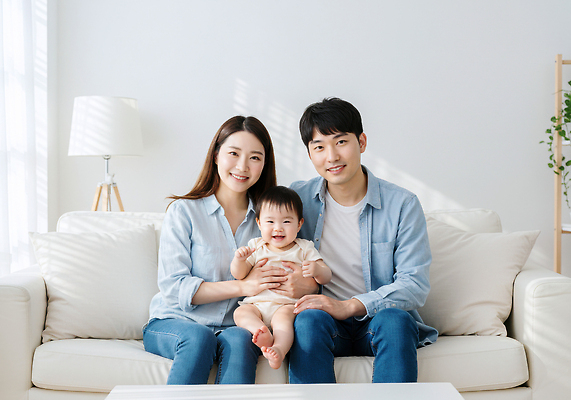 JPG 편집이미지 부부 행복 거실 가족 사랑 웃음 라이프 부모 평화 공간 아기 신생아 결합 편안함 소통 의료성형뷰티 편집실사 AI인물포토 AI콘텐츠 커플 감정 컨셉 관계 표정 사람 생활 감각 CG 파일형식 AI포토