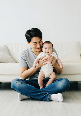 JPG 편집이미지 행복 가족 안기 놀이 주택 사랑 웃음 아기 부자 아빠 보호 편안함 소통 의료성형뷰티 편집실사 AI인물포토 AI콘텐츠 감정 컨셉 관계 모션 표정 사람 건물 감각 CG 파일형식 AI포토