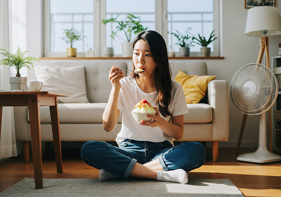 JPG 식물 편집이미지 여자 여유 음식 거실 디저트 주택 일상 소파 식사 달콤 편안함 장면 오후 의료성형뷰티 맛있는 편집실사 AI인물포토 AI콘텐츠 감정 의자 사람 건물 라이프 감각 맛 CG 파일형식 AI포토