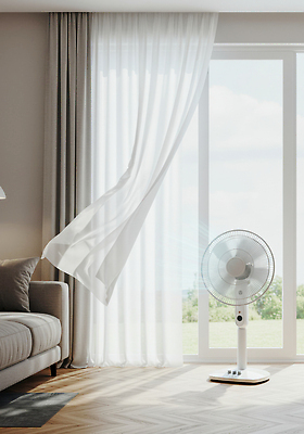 JPG 편집이미지 거실 창문 바람 휴식 실내 생활 여름 인테리어 소파 햇빛 공간 커튼 편안함 시원함 편집실사 AI포토 AI콘텐츠 자연요소 디자인 계절 컨셉 의자 날씨 내부 태양 감각 CG 파일형식