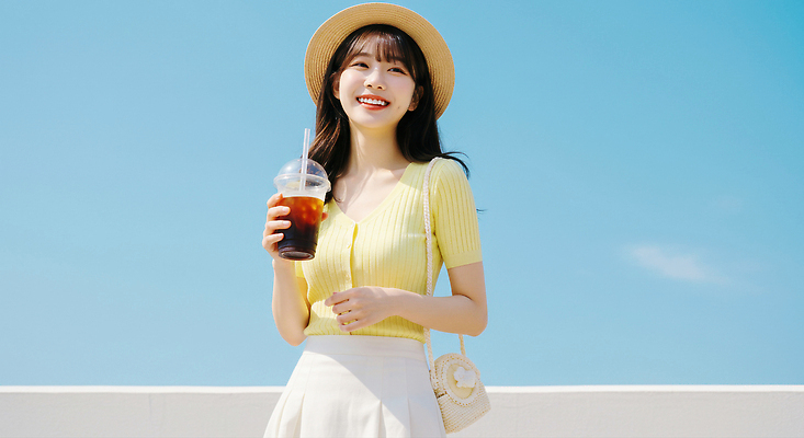 JPG 편집이미지 모자 여자 패션 행복 감정 하늘 웃음 일상 여름 노란색 흰색 즐거움 외출 냉음료 의료성형뷰티 스타일 편집실사 AI인물포토 AI콘텐츠 잡화 계절 음료 컬러 표정 사람 라이프 CG 파일형식 AI포토