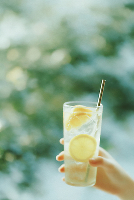 JPG 편집이미지 손 감정 음료 과일 자연 바람 여름 햇빛 신선 시원함 레몬 레모네이드 오후 청량음료 의료성형뷰티 편집실사 AI인물포토 AI콘텐츠 자연요소 계절 날씨 신체부위 태양 CG 생태계 에이드 파일형식 AI포토