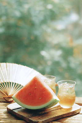 JPG 나무 편집이미지 여유 음료 백그라운드 과일 자연 탁자 디저트 수박 여름 햇빛 차가움 시원함 편집실사 AI포토 AI콘텐츠 식물 계절 감정 음식 가구 태양 CG 생태계 파일형식