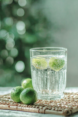 JPG 편집이미지 음료 백그라운드 휴식 잔 요리 목재 여름 식사 맛 시원함 라임 상큼 갈증해소 탄산수 편집실사 AI포토 AI콘텐츠 나무 식기 계절 컨셉 과일 재료 물 CG 해소 파일형식