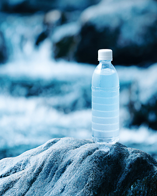 JPG 편집이미지 백그라운드 자연 휴식 산 풍경 야외 여름 계곡 바위 투명 차가움 물병 생수 편집실사 AI포토 AI콘텐츠 계절 컨셉 돌_바위 물통 CG 생태계 파일형식