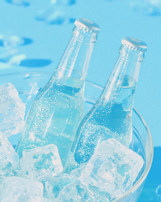 JPG 편집이미지 음료 물 여름 파란색 소풍 파티 얼음 물방울 차가움 시원함 음료수병 편집실사 AI포토 AI콘텐츠 자연요소 계절 컬러 이벤트 야외활동 CG 병_담는 파일형식