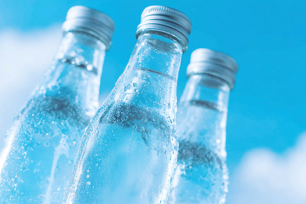 JPG 편집이미지 감정 음료 자연 하늘 유리병 건강 일상 물 여름 신선 투명 수분 정수기 스타일 편집실사 AI포토 AI콘텐츠 자연요소 계절 병_용기 라이프 CG 생태계 파일형식