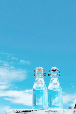 JPG 편집이미지 음료 자연 유리 하늘 풍경 물 여름 파란색 햇빛 수분 갈증 물병 편집실사 AI포토 AI콘텐츠 자연요소 계절 컬러 재질 태양 물통 CG 생태계 파일형식