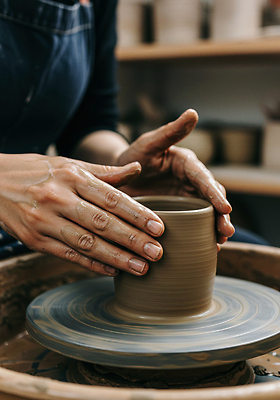 JPG 편집이미지 손 디자인 예술 기술 흙 도구 작업 도자기 감각 작업실 만들기 진흙 조형 창작 의료성형뷰티 편집실사 AI인물포토 AI콘텐츠 모션 신체부위 CG 파일형식 AI포토