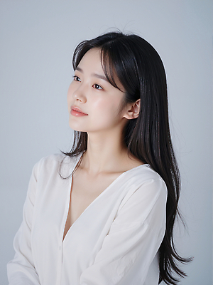 JPG 편집이미지 긴머리 여자 감정 포즈 생각 스튜디오 촬영 초상화 뷰티풀 의료성형뷰티 편집실사 AI인물포토 AI콘텐츠 헤어스타일 사람 CG 그림 파일형식 AI포토