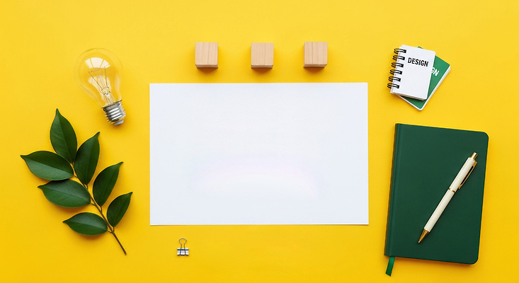 JPG 편집이미지 디자인 전구 나뭇잎 아이디어 사무실 펜 다이어리 사무용품 업무 정리 노란배경 창의성 나무블록 편집실사 AI포토 AI콘텐츠 백그라운드 컨셉 잎 비즈니스 문구용품 목재 필기구 노란색 블록 작업 CG 파일형식