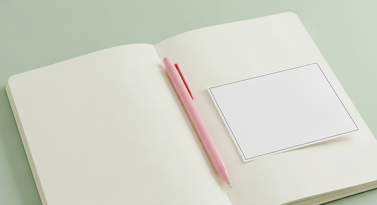 JPG 편집이미지 디자인 분홍색 생각 아이디어 노트북 학습 펜 기록 계획 심플 정리 학습도구 창작 편집실사 AI포토 AI콘텐츠 교육 컬러 컨셉 전자제품 필기구 CG 교육용품 파일형식