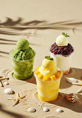 JPG 편집이미지 모래 디저트 해변 빨간색 초록색 여름 태양 노란색 얼음 조개껍데기 달콤 맛 시원함 즐거움 먹거리 편집실사 컵빙수 AI포토 AI콘텐츠 자연요소 계절 감정 음식 바다 컬러 컨셉 조개 CG 빙수 파일형식