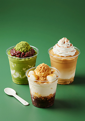 JPG 편집이미지 시선 음료 컬러 탁자 아이스크림 디저트 세트 달콤 맛 녹차 크림 팥빙수 편집실사 컵빙수 AI포토 AI콘텐츠 음식 가구 컨셉 차_음료 CG 빙수 파일형식