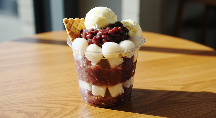 JPG 편집이미지 음료 음식 재료 아이스크림 디저트 요리 여름 달콤 맛 팥빙수 찹쌀떡 나무탁자 편집실사 컵빙수 AI포토 AI콘텐츠 계절 컨셉 탁자 떡 CG 빙수 파일형식