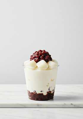 JPG 편집이미지 탁자 아이스크림 디저트 떡 컵 여름 달콤 맛 차가움 부드러움 팥 식욕 편집실사 컵빙수 AI포토 AI콘텐츠 식기 계절 음식 가구 컨셉 감각 CG 빙수 파일형식