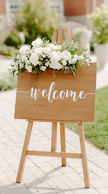 JPG 편집이미지 꽃 신랑 결혼식 간판 이벤트 야외 목재 장식 정원 축하 분위기 우아함 환영 특별함 편집실사 AI포토 AI콘텐츠 나무 식물 결혼 컨셉 재료 CG 파일형식