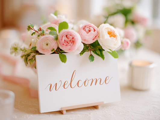 JPG 편집이미지 디자인 꽃 분홍색 탁자 결혼식 이벤트 장식 공간 화려 분위기 환영 조화 생화 웰컴 편집실사 AI포토 AI콘텐츠 카드프레임 식물 컬러 가구 결혼 컨셉 프레임 CG 파일형식