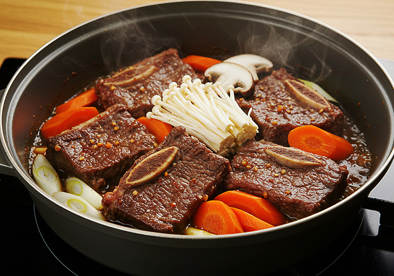 JPG 편집이미지 한식 채소 양파 따뜻함 육류 요리 버섯 당근 맛 레시피 갈비찜 편집실사 AI포토 AI콘텐츠 음식 컨셉 식재료 뿌리채소 CG 찜 갈비 파일형식