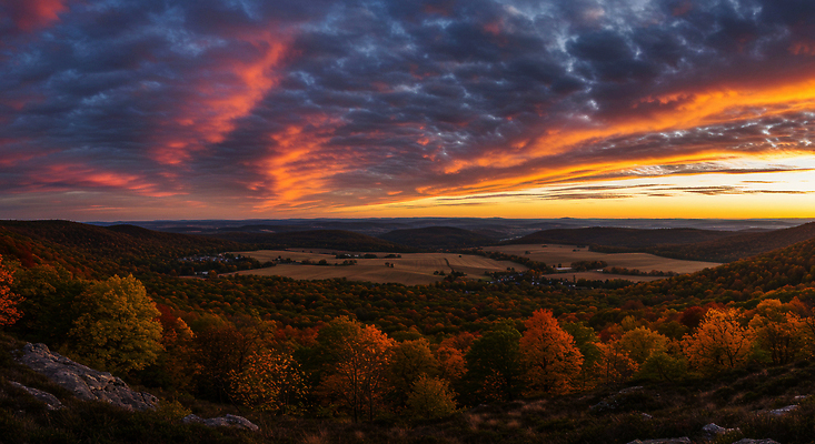 JPG 나무 구름 편집이미지 자연 하늘 산 풍경 빨간색 노란색 노을 가을 저녁 숲 산악지대 평야 편집실사 AI포토 AI콘텐츠 자연요소 식물 계절 컬러 야간 CG 생태계 파일형식