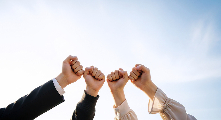 JPG 편집이미지 옷 상징 모션 하늘 커뮤니케이션 협력 여러명 힘 주먹 목표 소통 의료성형뷰티 편집실사 AI인물포토 AI콘텐츠 다수 컨셉 사람 CG 파일형식 AI포토