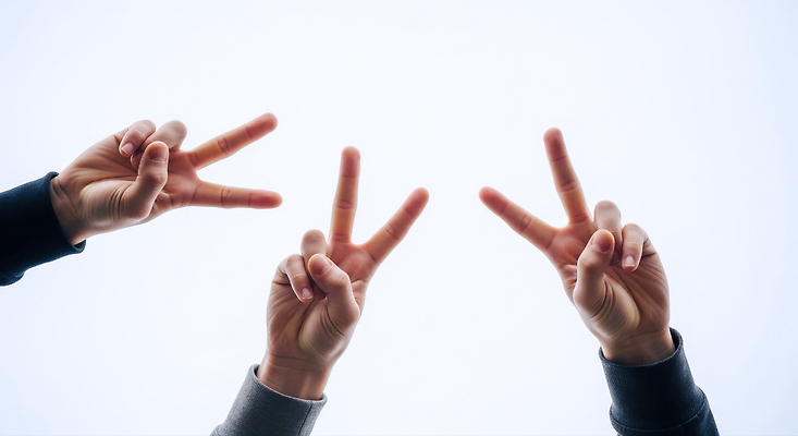 JPG 편집이미지 손 상징 포즈 손가락 커뮤니케이션 협력 평화 표현 인사 사인 브이 긍정 조화 의료성형뷰티 편집실사 AI인물포토 AI콘텐츠 컨셉 손짓 신체부위 예절 CG 파일형식 AI포토