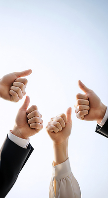 JPG 편집이미지 손 비즈니스 성공 회의 협력 기쁨 엄지손가락 축하 분위기 결과 동료 긍정 소통 피드백 의료성형뷰티 편집실사 AI인물포토 AI콘텐츠 감정 컨셉 손가락 관계 신체부위 CG 파일형식 AI포토