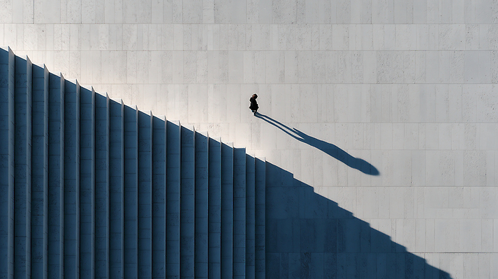 JPG 편집이미지 건축물 디자인 선 벽 추상 그림자 사람 걷기 공간 분위기 구출 대칭 의료성형뷰티 편집실사 AI포토 AI인물포토 AI콘텐츠 건축 컨셉 무늬 모션 도움 CG 파일형식