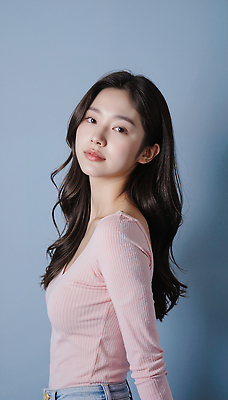 JPG 편집이미지 헤어스타일 여자 패션 포즈 사람 뷰티 사진촬영 매력적 자신감 파란배경 뷰티풀 의료성형뷰티 스타일 편집실사 AI포토 AI인물포토 AI콘텐츠 감정 백그라운드 컨셉 파란색 촬영 CG 파일형식