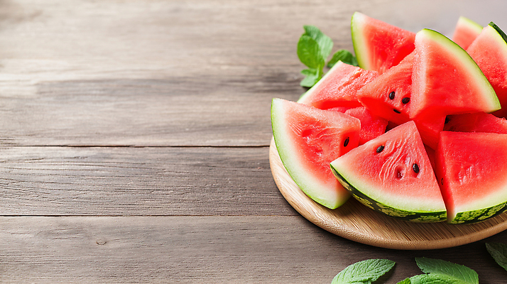 JPG 편집이미지 조각 과일 재료 자연 디저트 수박 건강 여름 신선 달콤 시원함 즐거움 준비 나무쟁반 편집실사 AI포토 AI콘텐츠 계절 감정 음식 쟁반 목재 맛 CG 생태계 파일형식