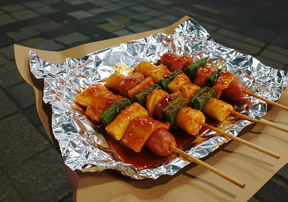 JPG 편집이미지 채소 포장 한국 과자 소시지 맛 저녁 먹기 향신료 주말 꼬치구이 길거리음식 먹거리 간편조리식품 편집실사 AI포토 AI콘텐츠 아시아 음식 컨셉 모션 디저트 가공식품 꼬치 야간 구이 CG 향미료 파일형식