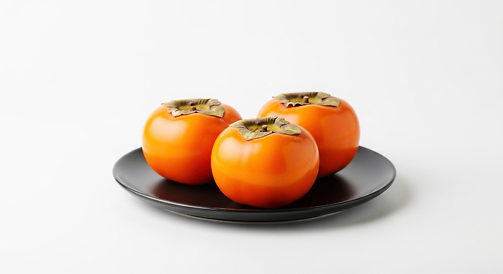 JPG 편집이미지 접시 음식 과일 재료 자연 디저트 한국 건강 요리 검은색 신선 단감 색감 편집실사 AI포토 AI콘텐츠 식기 아시아 컬러 감 CG 생태계 파일형식