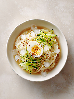 JPG 편집이미지 음식 다이어트 재료 오이 요리 여름 계란 국수 상큼 건강식 냉국수 반숙 간편조리식품 편집실사 AI포토 AI콘텐츠 계절 채소 건강 알 면류 CG 파일형식