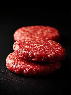 JPG 편집이미지 식재료 검은배경 육류 주방 그릴 바비큐 레시피 패티 고기요리 요리준비 편집실사 AI포토 AI콘텐츠 음식 백그라운드 주방용품 검은색 CG 준비 파일형식