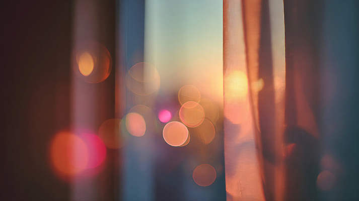 JPG 편집이미지 여유 컬러 백그라운드 창문 자연 실내 풍경 빛 햇빛 감상 도시 분위기 저녁 오후 편집실사 AI포토 AI콘텐츠 감정 컨셉 내부 태양 야간 CG 생태계 파일형식