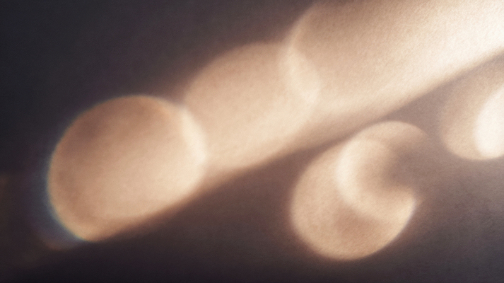 JPG 편집이미지 디자인 예술 컬러 백그라운드 조명 따뜻함 빛 평화 감각 분위기 부드러움 편집실사 AI포토 AI콘텐츠 컨셉 CG 파일형식