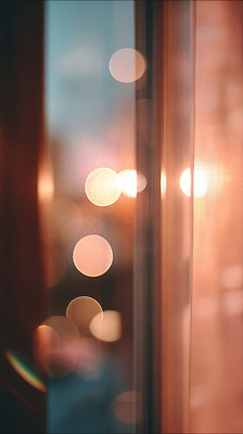 JPG 편집이미지 창문 조명 따뜻함 풍경 내부 빛 도시 시간 분위기 저녁 창가 부드러움 흐림 편집실사 AI포토 AI콘텐츠 컨셉 날씨 감각 야간 CG 파일형식