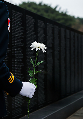 JPG 편집이미지 나라 상징 공간 군인 추억 기념비 전쟁 희생 조화 명예 추모 의료성형뷰티 편집실사 AI포토 AI인물포토 AI콘텐츠 직업 컨셉 CG 국군 파일형식
