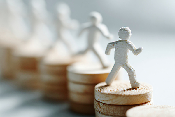 JPG 편집이미지 인형 상징 모션 성공 사람 경제 걷기 동전 희망 미니어처 발전 변화 목표 긍정적 편집실사 AI포토 AI콘텐츠 감정 컨셉 돈 모형 CG 파일형식