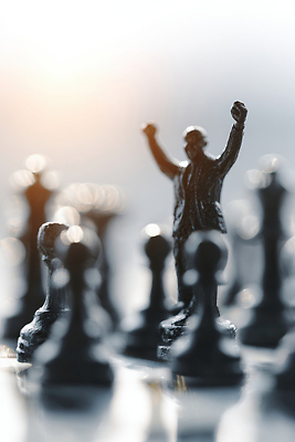 JPG 편집이미지 생각 조명 사람 취미 경쟁 기쁨 게임 우승 체스 집중 즐거움 전략 보드게임 편집실사 AI포토 AI콘텐츠 감정 컨셉 놀이 최고 CG 파일형식