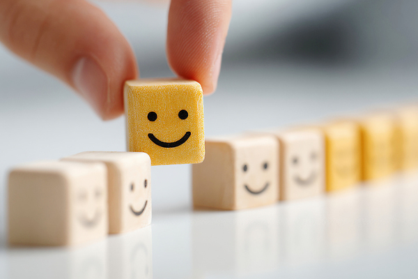 JPG 편집이미지 손 행복 놀이 표정 미소 장난감 노란색 블록 집중 즐거움 만들기 창의력 의료성형뷰티 편집실사 AI포토 AI인물포토 AI콘텐츠 감정 컬러 컨셉 모션 신체부위 CG 파일형식