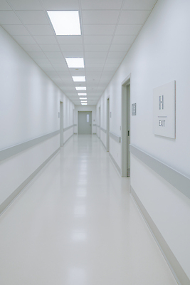 JPG 편집이미지 이동 의학 설계 조명 병원 안전 환경 깨끗함 공간 환자 흰색 복도 시설 정리 조용 편집실사 AI포토 AI콘텐츠 컬러 컨셉 CG 파일형식