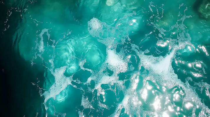 JPG 편집이미지 물결 파도 바다 자연 하늘 풍경 해변 여름 햇빛 거품 수면 온도 깊이 편집실사 AI포토 AI콘텐츠 계절 물 태양 CG 생태계 파일형식