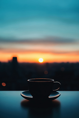 JPG 편집이미지 커피 음료 탁자 하늘 휴식 따뜻함 풍경 일상 컵 일몰 카페 도시 저녁 창가 즐거움 편집실사 AI포토 AI콘텐츠 식기 감정 가구 컨셉 창문 라이프 노을 상점 야간 CG 파일형식