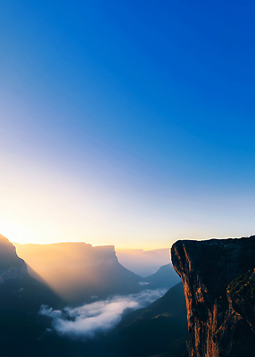 JPG 구름 편집이미지 백그라운드 자연 하늘 산 풍경 일출 계곡 바위 분위기 숲 신비 경계 편집실사 AI포토 AI콘텐츠 자연요소 컨셉 노을 돌_바위 CG 생태계 파일형식